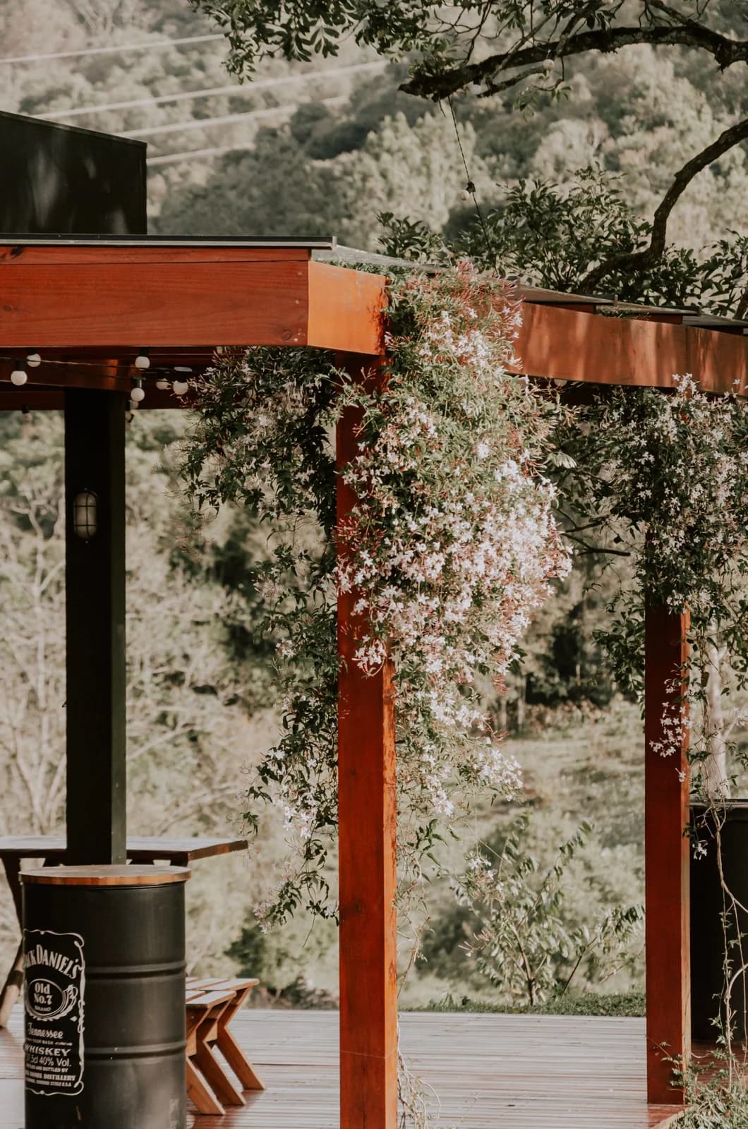 Terrasse abritée par une structure en bois dans un jardin